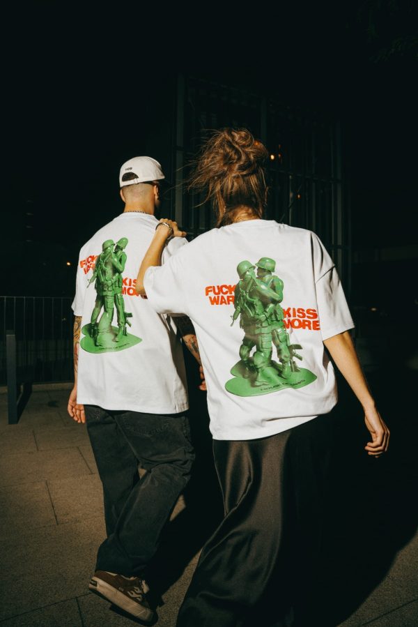 KISS MORE TEE (loose fit) - Image 2
